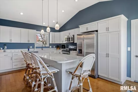 Kitchen - 1401 E Lake Shore Dr, Springfield, IL 62712 photo 4 of 4