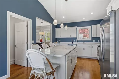 Kitchen - 1401 E Lake Shore Dr, Springfield, IL 62712 photo 3 of 4