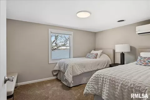 Bedroom - 1401 E Lake Shore Dr, Springfield, IL 62712 photo 4 of 8
