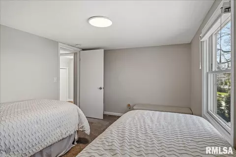 Bedroom - 1401 E Lake Shore Dr, Springfield, IL 62712 photo 6 of 8