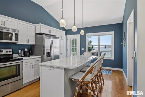 Kitchen - 1401 E Lake Shore Dr, Springfield, IL 62712 photo 2 of 4