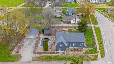 101 W 8th St, Delavan, IL 61734