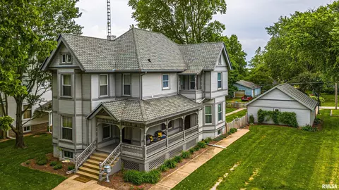 813 E Chestnut St, Mason City, IL 62664