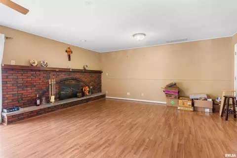 Living - 2317 Grinnell Dr, Springfield, IL 62704 photo 6 of 6