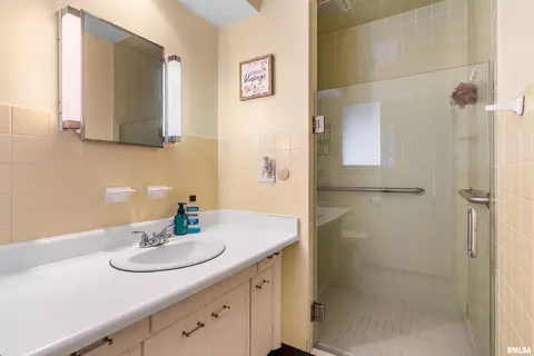 Bath - 2317 Grinnell Dr, Springfield, IL 62704 photo 1 of 2