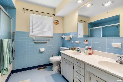 Bath - 2317 Grinnell Dr, Springfield, IL 62704 photo 2 of 2