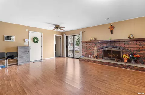 Living - 2317 Grinnell Dr, Springfield, IL 62704 photo 4 of 6