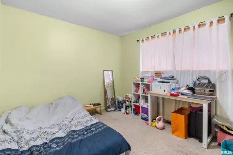 Bedroom - 2317 Grinnell Dr, Springfield, IL 62704 photo 3 of 4
