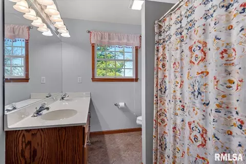 Bath - 3725 Indian Grass Ln, Springfield, IL 62712 photo 2 of 4