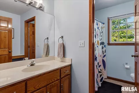 Bath - 3725 Indian Grass Ln, Springfield, IL 62712 photo 3 of 4