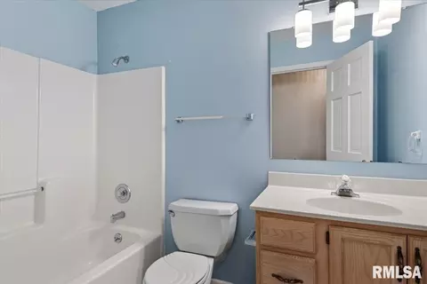 Bath - 1805 Wren Dr, Springfield, IL 62703 photo 3 of 3