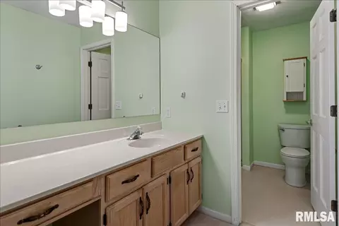 Bath - 1805 Wren Dr, Springfield, IL 62703 photo 1 of 3