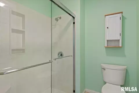 Bath - 1805 Wren Dr, Springfield, IL 62703 photo 2 of 3