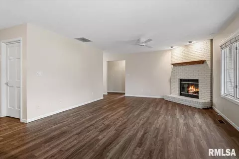 Living - 1805 Wren Dr, Springfield, IL 62703 photo 3 of 4