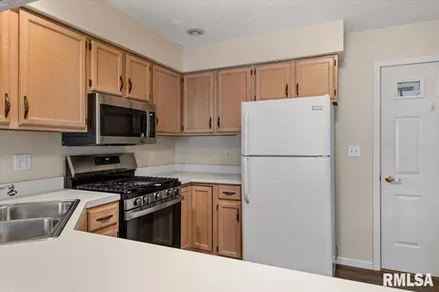 Kitchen - 1805 Wren Dr, Springfield, IL 62703 photo 2 of 3