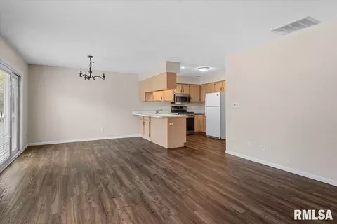 Living - 1805 Wren Dr, Springfield, IL 62703 photo 2 of 4