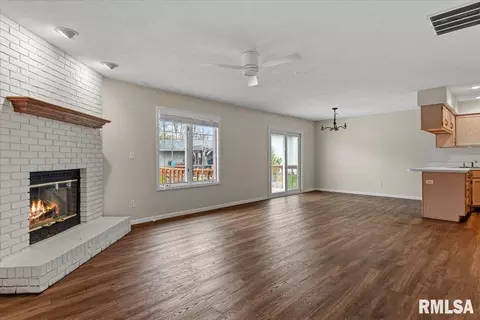 Living - 1805 Wren Dr, Springfield, IL 62703 photo 1 of 4