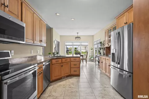 Kitchen - 6421 Winterberry Ln, Springfield, IL 62712 photo 2 of 5