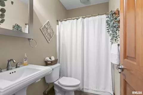 Bath - 6421 Winterberry Ln, Springfield, IL 62712 photo 4 of 4