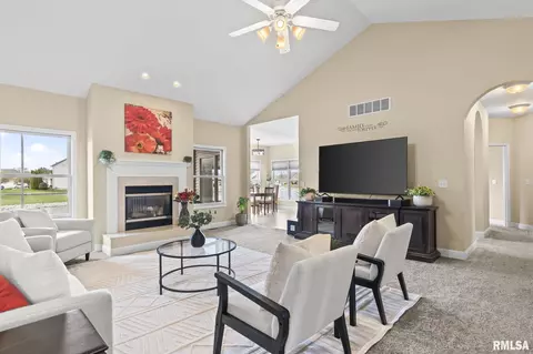Living - 6421 Winterberry Ln, Springfield, IL 62712 photo 3 of 4