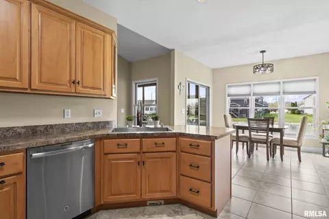 Kitchen - 6421 Winterberry Ln, Springfield, IL 62712 photo 4 of 5