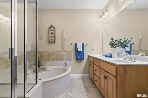 Bath - 6421 Winterberry Ln, Springfield, IL 62712 photo 1 of 4