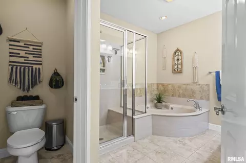 Bath - 6421 Winterberry Ln, Springfield, IL 62712 photo 2 of 4
