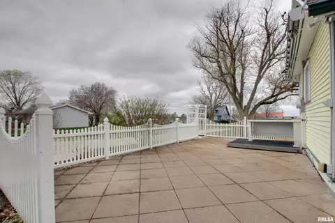 Exterior - 309 W Edwards St, Payson, IL 62360 photo 2 of 4