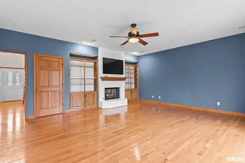 Living - 3924 Surry Place Ln, Springfield, IL 62711 photo 6 of 7