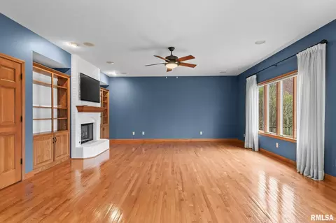 Living - 3924 Surry Place Ln, Springfield, IL 62711 photo 4 of 7