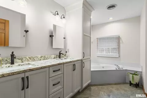 Bath - 3924 Surry Place Ln, Springfield, IL 62711 photo 2 of 4