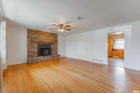 889 State Route 121, Mount Pulaski, IL 62548 photo 7