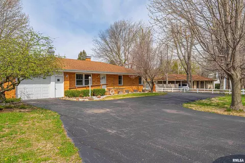 889 State Route 121, Mount Pulaski, IL 62548 photo 2