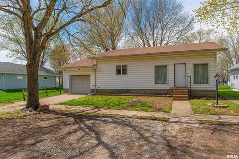 310 S 2nd St, Easton, IL 62633