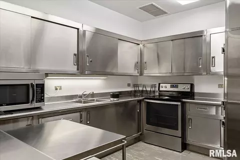 Kitchen - 718 S 7th St, Springfield, IL 62704 photo 1 of 3