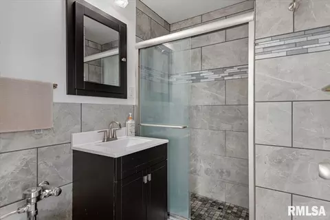 Bath - 718 S 7th St, Springfield, IL 62704 photo 1 of 1
