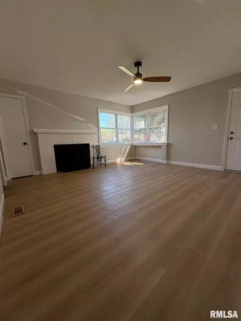 Living - 3229 Enos Ave, Springfield, IL 62702 photo 1 of 5