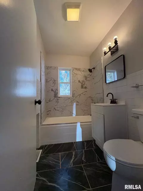 Bath - 3229 Enos Ave, Springfield, IL 62702 photo 2 of 3
