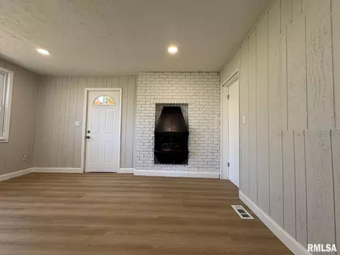 Living - 3229 Enos Ave, Springfield, IL 62702 photo 5 of 5