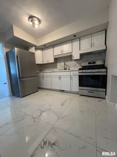 Kitchen - 3229 Enos Ave, Springfield, IL 62702 photo 1 of 2