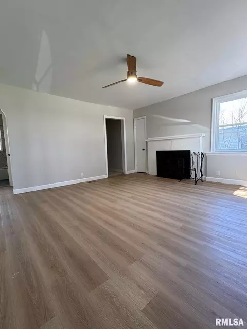Living - 3229 Enos Ave, Springfield, IL 62702 photo 2 of 5