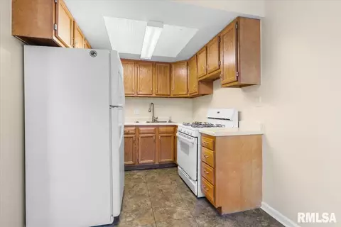 Kitchen - 6 Sycamore Row, Springfield, IL 62702 photo 3 of 3