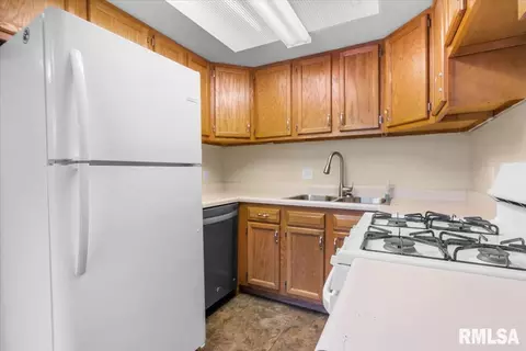 Kitchen - 6 Sycamore Row, Springfield, IL 62702 photo 2 of 3