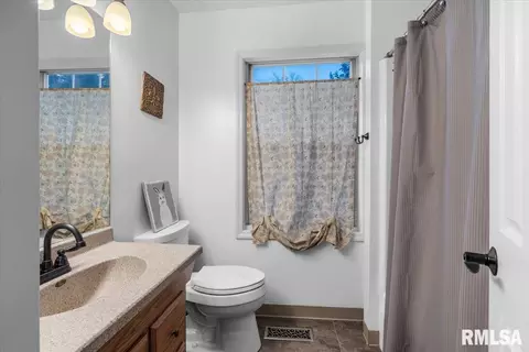 Bath - 6 Sycamore Row, Springfield, IL 62702 photo 2 of 3