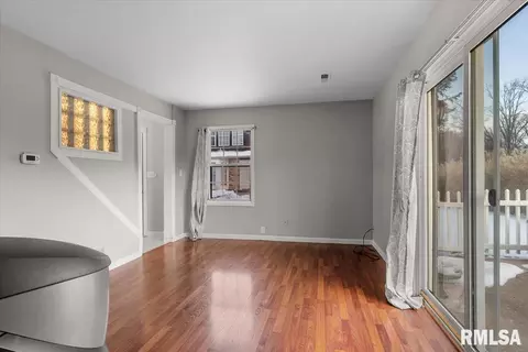 Living - 6 Sycamore Row, Springfield, IL 62702 photo 2 of 3