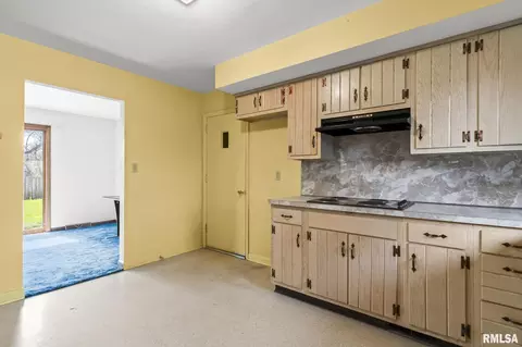 Kitchen - 14 Pinehurst Dr, Springfield, IL 62704 photo 2 of 3