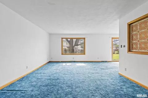 Living - 14 Pinehurst Dr, Springfield, IL 62704 photo 1 of 5