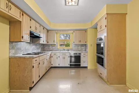 Kitchen - 14 Pinehurst Dr, Springfield, IL 62704 photo 1 of 3
