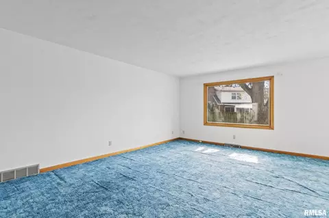 Living - 14 Pinehurst Dr, Springfield, IL 62704 photo 4 of 5