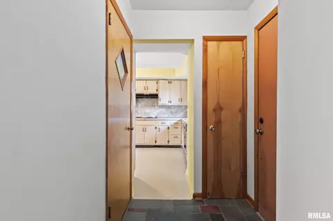 Entry Way - 14 Pinehurst Dr, Springfield, IL 62704 photo 1 of 2